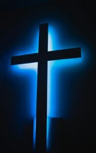 Silueta unei cruci luminata in albastru